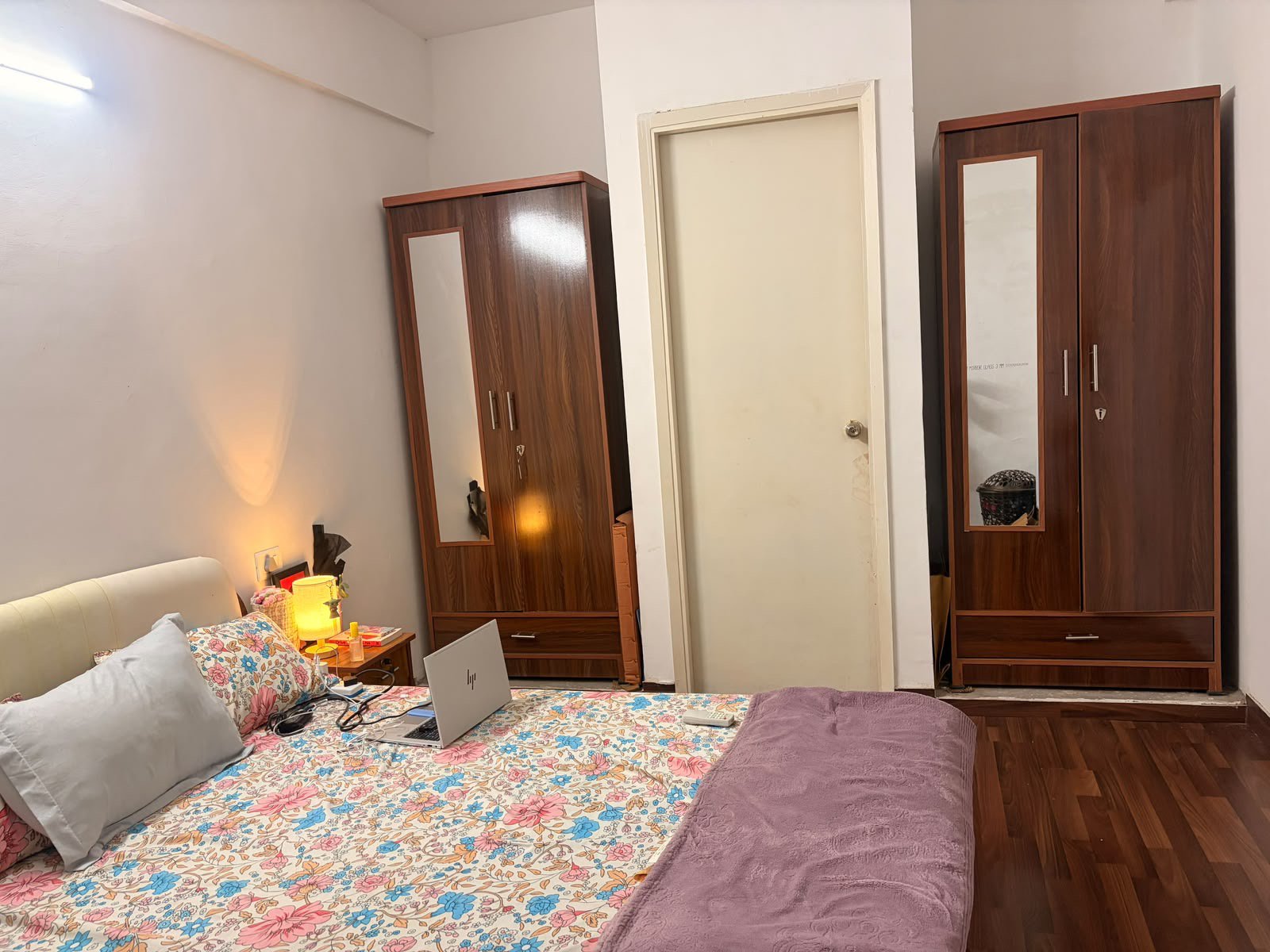 Furnished bedroom with double bed and natural ventilation